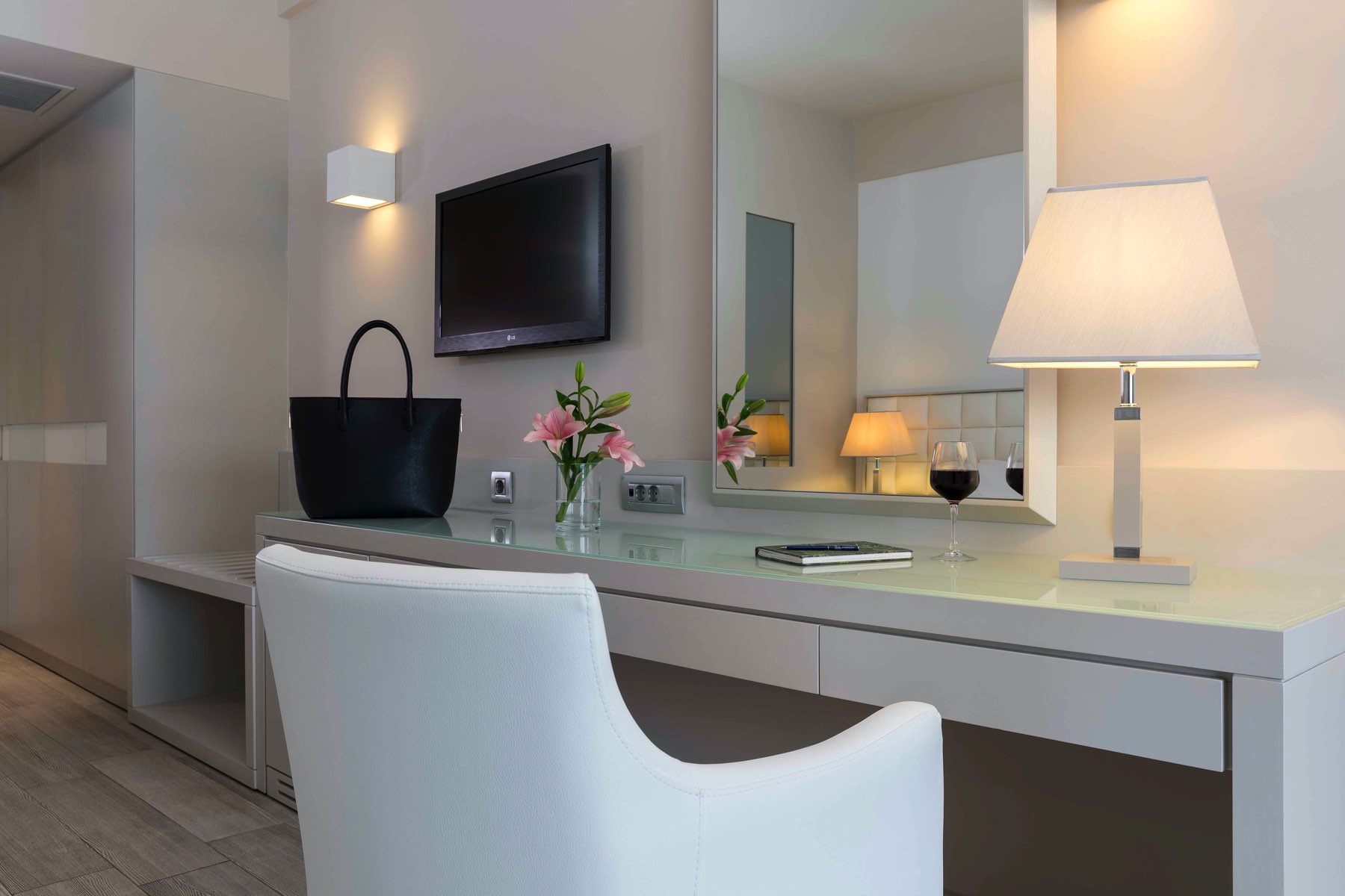 h-hotels-collection-princess-andriana-deluxe-room-sea-view-2 h-hotels-collection-princess-andriana-deluxe-room-sea-view-2