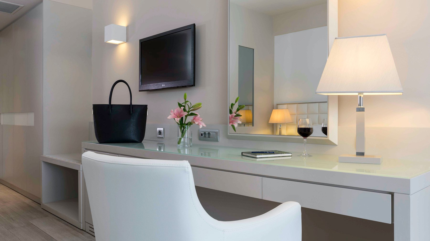 h-hotels-collection-princess-andriana-deluxe-room-side-sea-view-slider h-hotels-collection-princess-andriana-deluxe-room-side-sea-view-slider